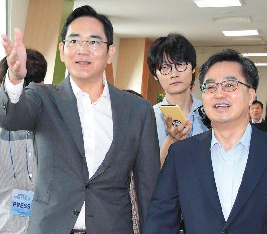 김동연 안내하는 JY김동연 부총리 겸 기획재정부 장관이 6일 오전 경기도 평택시 삼성전자 평택캠퍼스를 방문해 이재용 삼성전자 부회장의 안내를 받으며 입장하고 있다.    연합뉴스